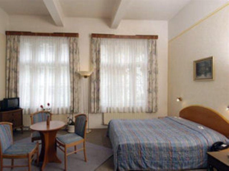 Junior Hotel *